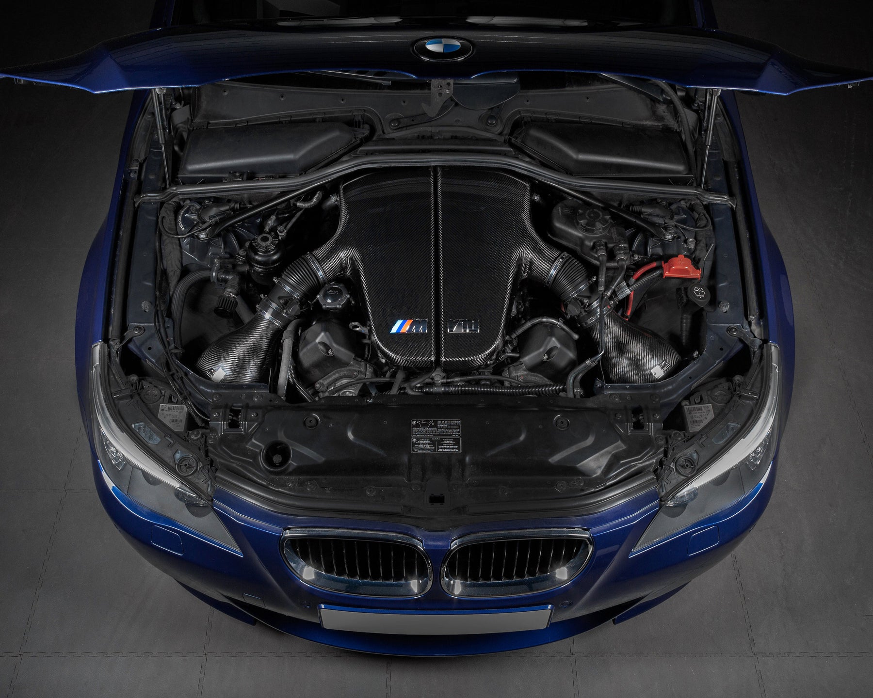 Eventuri Carbon Plenum BMW E60 M5 S85 installed in the engine bay with intake