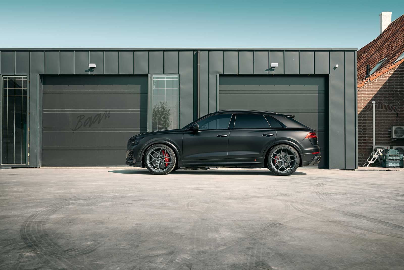 Audi RSQ8 lowered with lowering links
