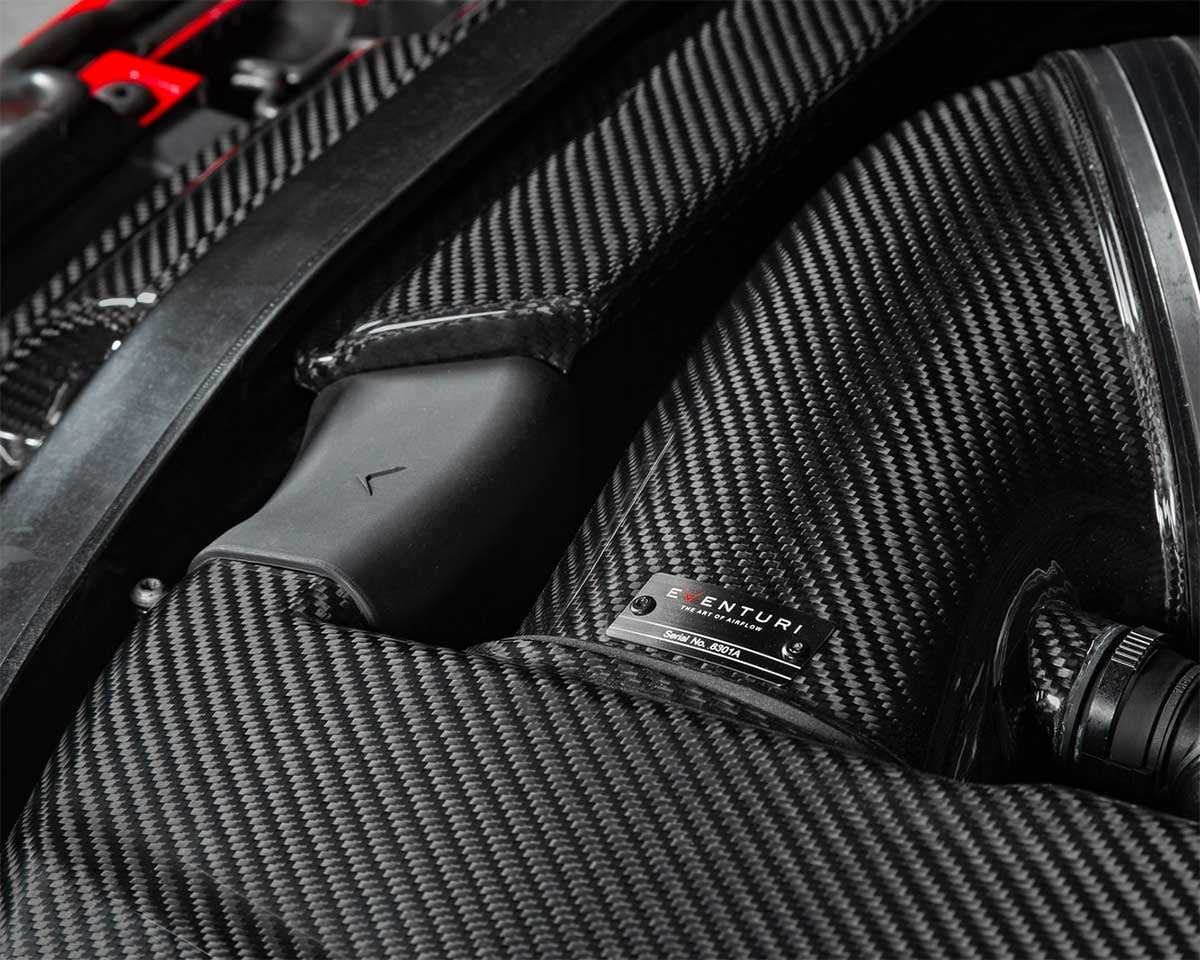 detail of the connection of the intake and the duct of the eventuri intake for the BMW E92 M3
