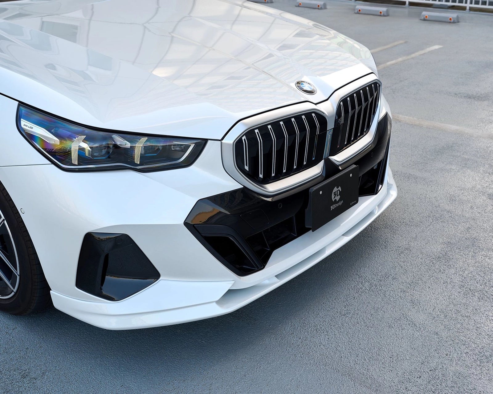 Close-up of the 3DDesign urethane front lip spoiler for BMW G60, G61 and i5 M60