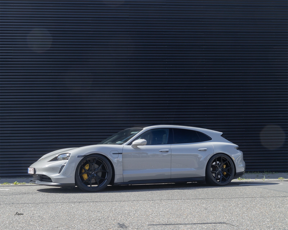 Porsche Taycan Sport Turismo lowered with BAAN air suspension lowering links
