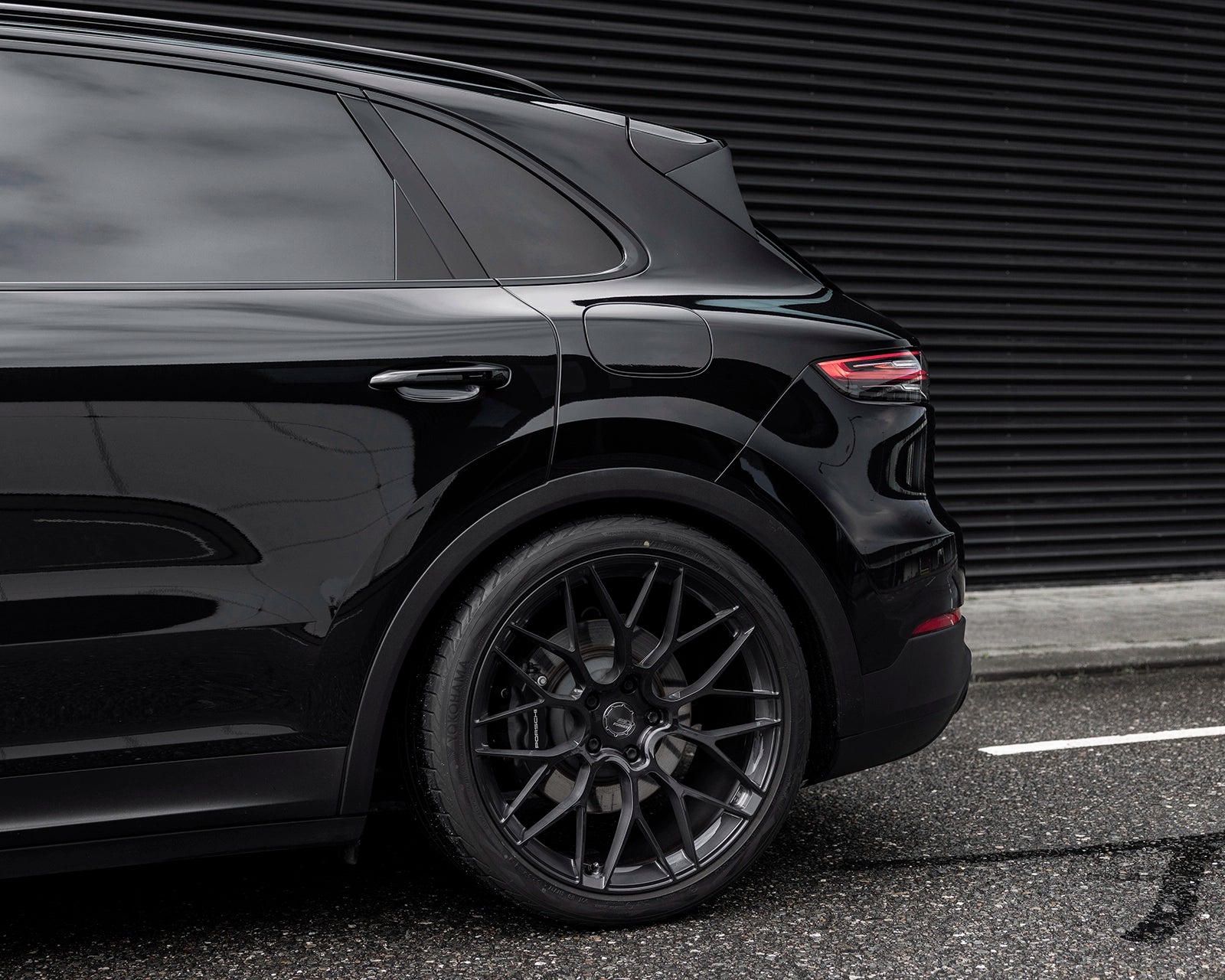 Detail of BC Forged KL52 wheel finish dark brushed black texture