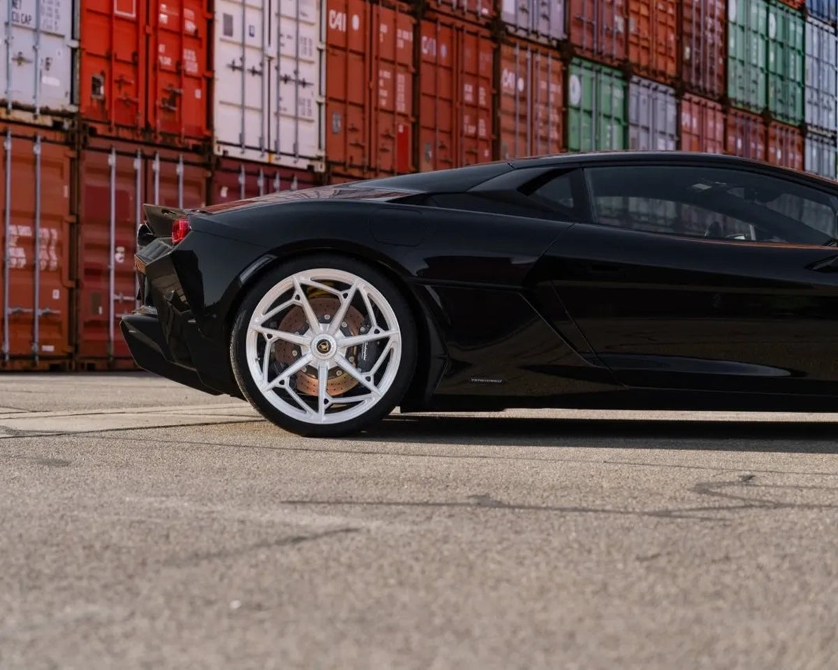 NOVITEC NL7 forged rear wheel fitted to a black Lamborghini Temerario