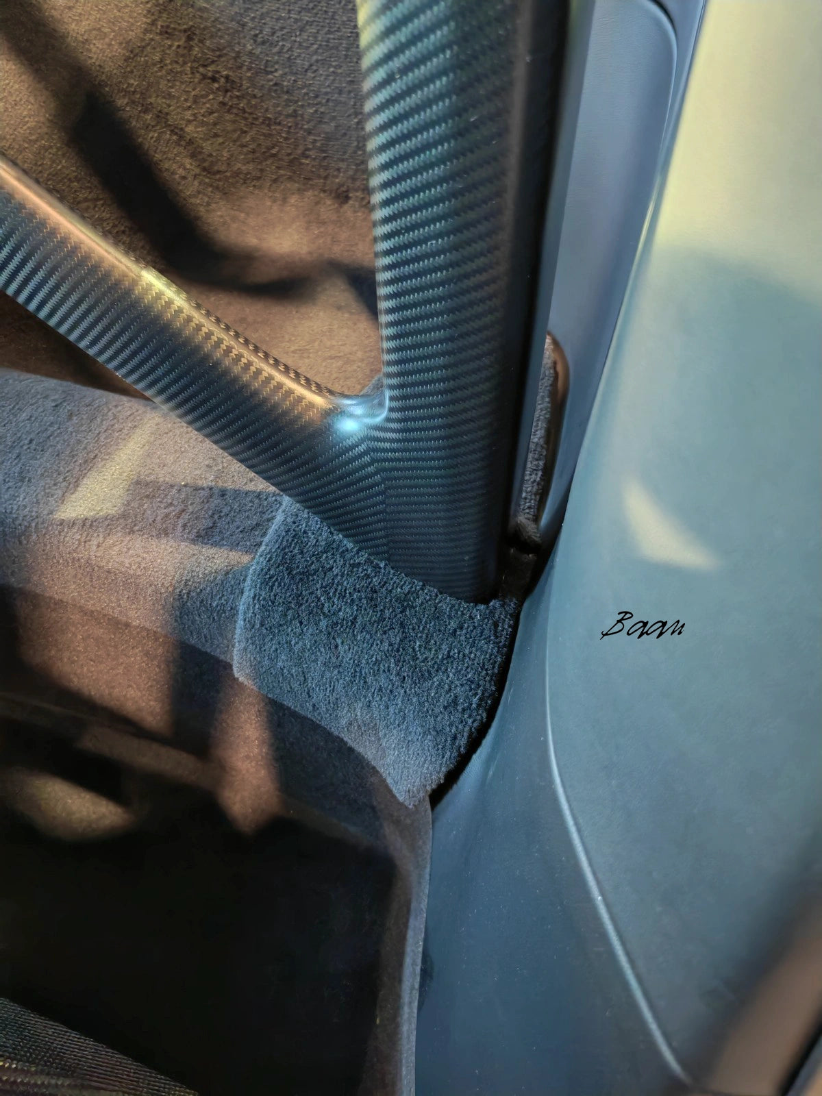 the new carpet in the Porsche 992.2 GT3 with velcro, allows an easy installation for the Porsche / Manthey carbon cage with no cutting.