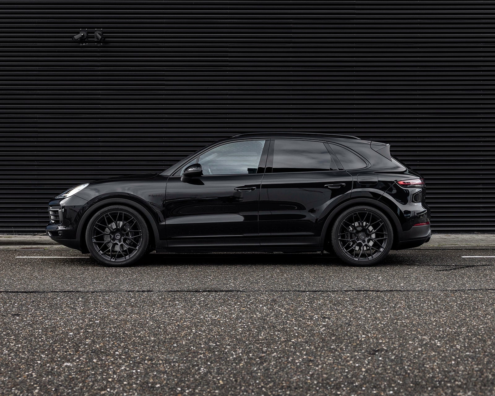 Side profile Porsche Cayenne E3 on BC Forged KL52 wheels with flush fitment