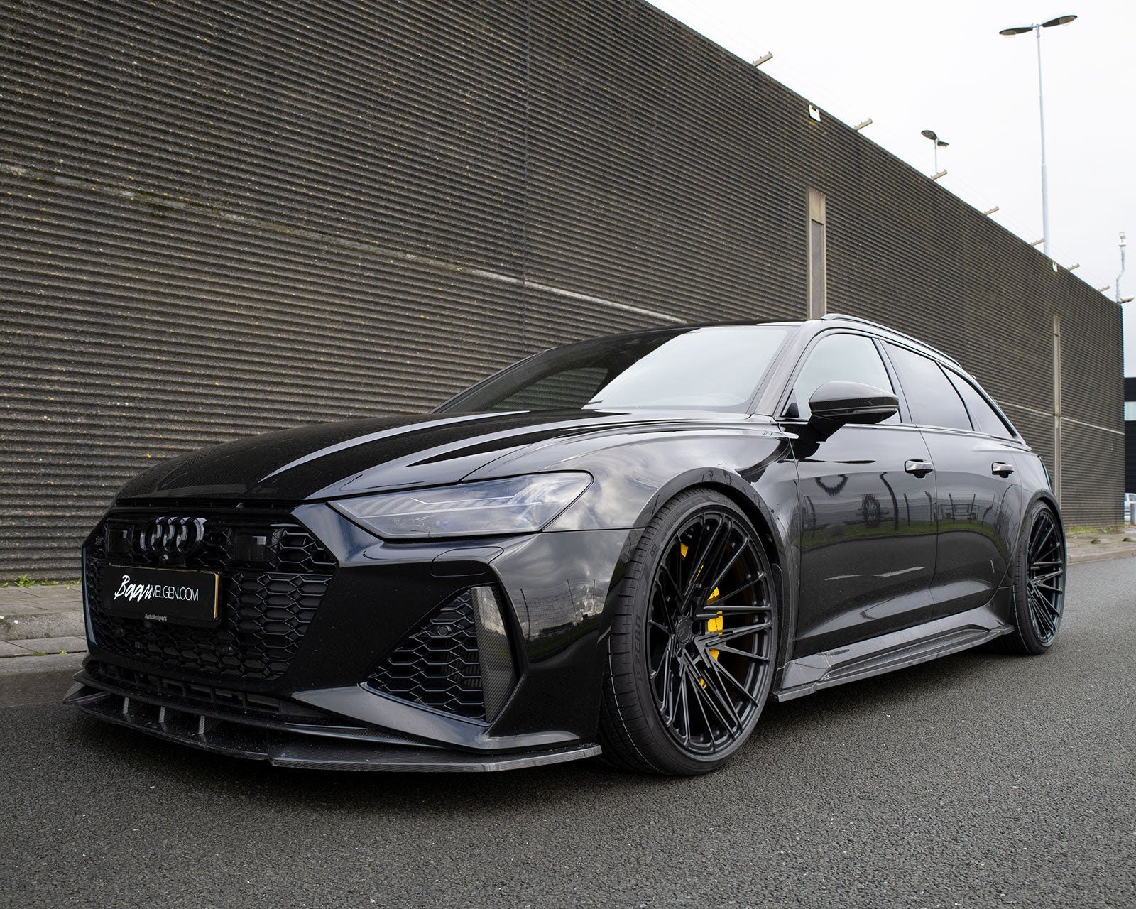 Airmatic lowering links installed on an Audi RS6 C8 with BC Forged wheels