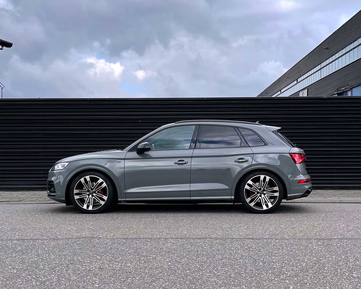 Lowered Audi SQ5 air suspension